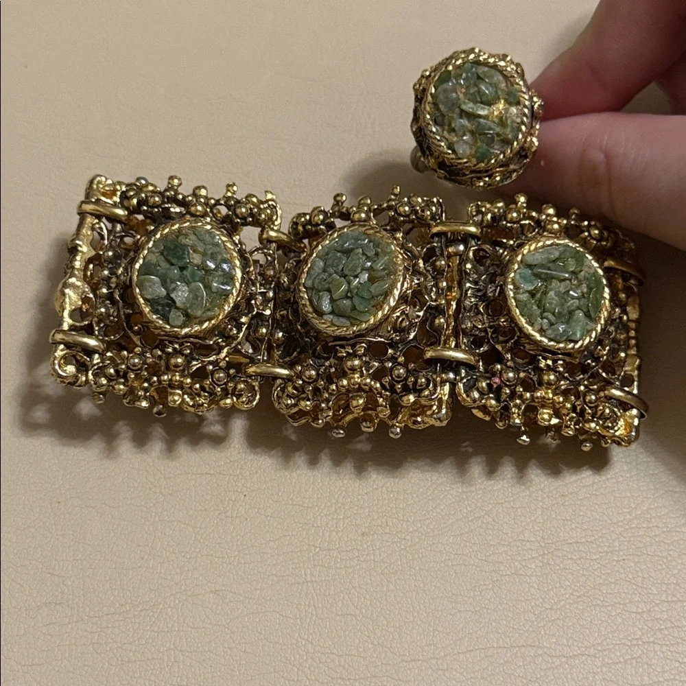 VINTAGE DETAILED OLD FASHIONED ELEGANT GOLD & GREEN STONED BRACELET & RING SET